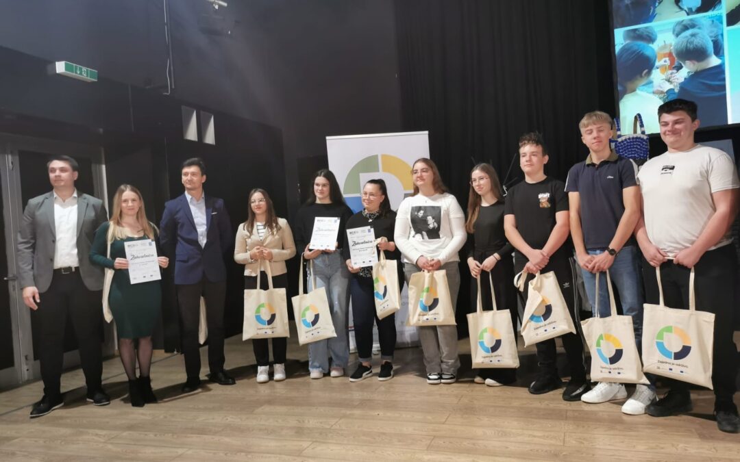 Župan Tomislav Golubić uručio učenicima 8.b  bon u vrijednosti od 2.000 eura