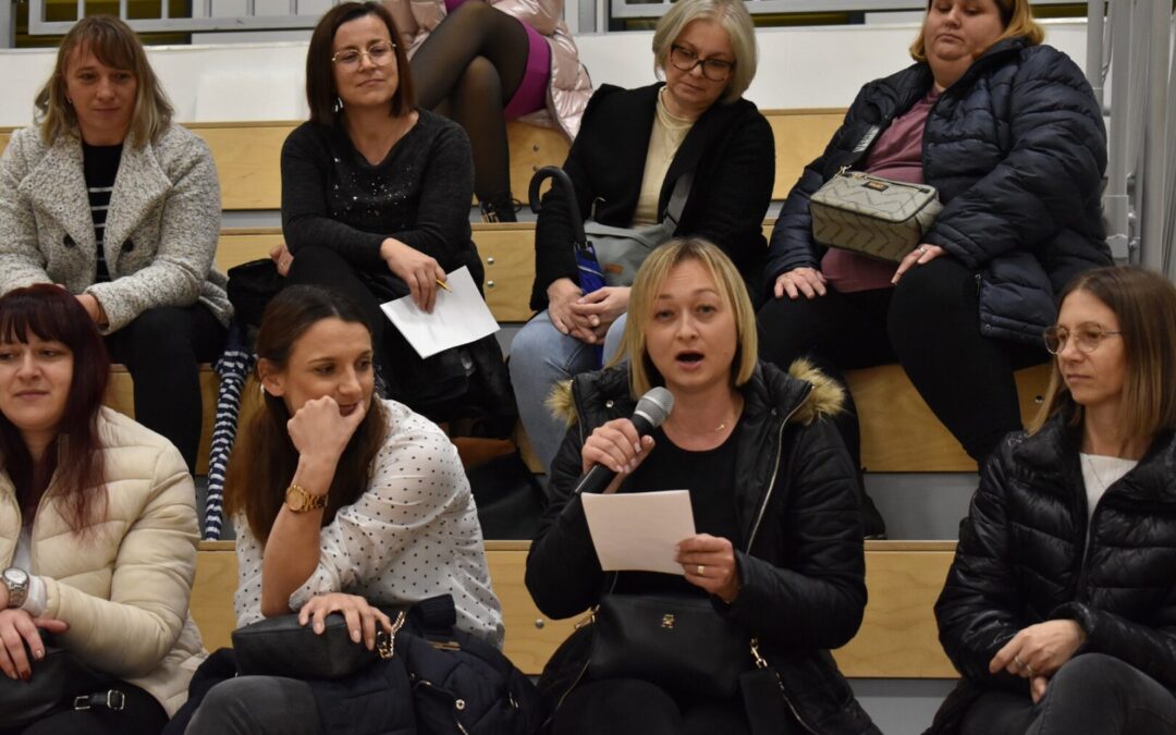 Roditelji pozvani da izrade obiteljska pravila o korištenju interneta (mobitela)