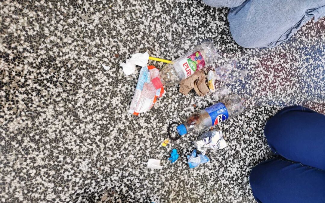 Naši učenici nepravilno odlažu otpad u spremnike po hodnicima 