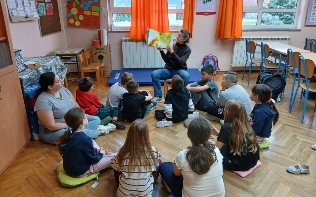Mama Darinka Škrebek čitala Knjigoljupcima iz PŠ Fodrovec