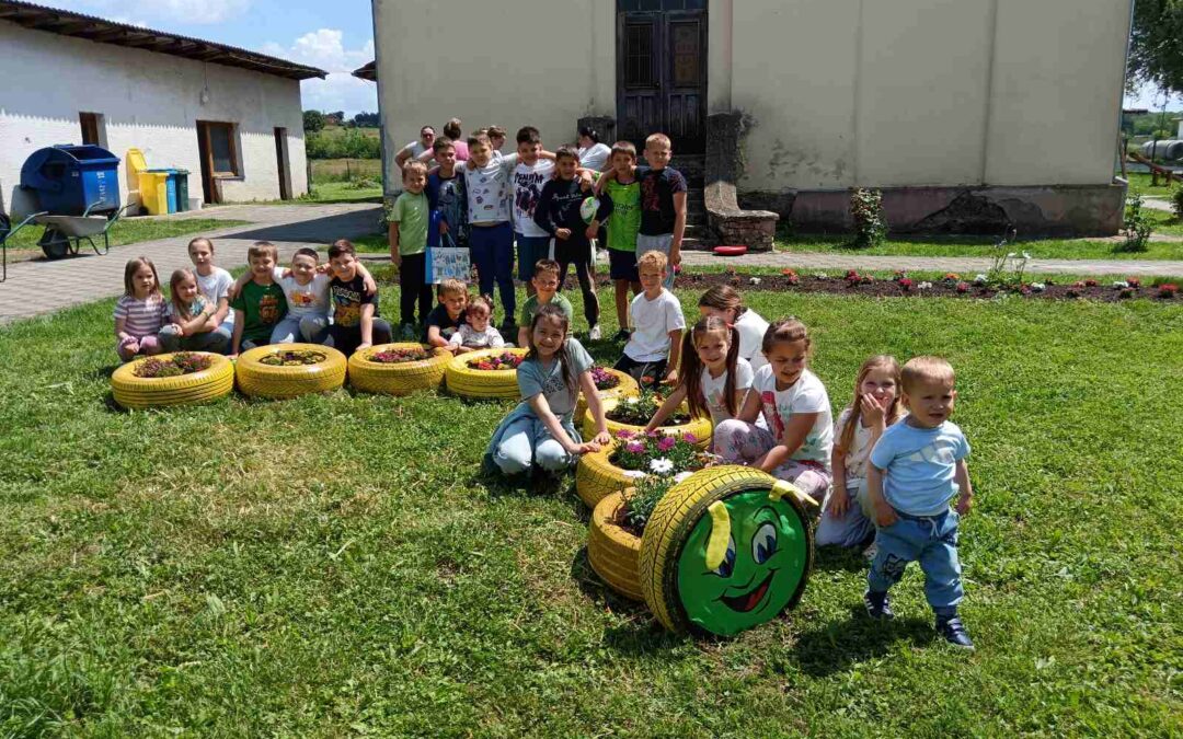 UČENICI I RODITELJI  PŠ BOČKOVEC RECIKLIRALI I UREDILI ŠKOLSKI CVJETNJAK