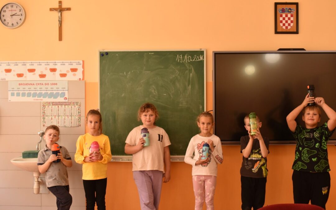 Više od polovice učenika 1. i 6. b razreda u školu nosi višekratnu bočicu i pije vodu